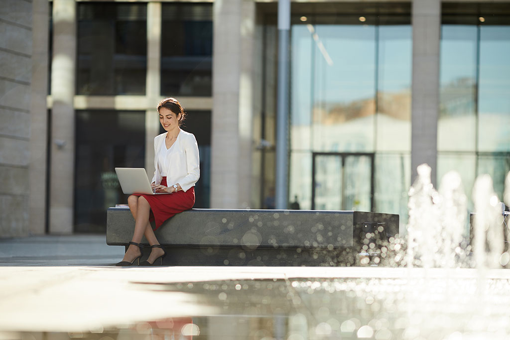 businesswoman-working-outdoors1_476.jpg